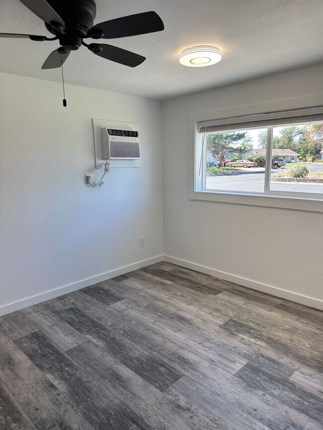 Building Photo - 803 N Vista Dr