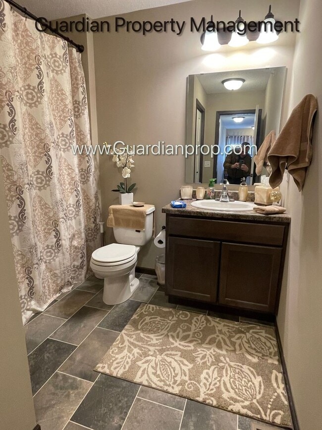 Building Photo - End Unit Town Home, Walk Out Patio, 2 Car ...