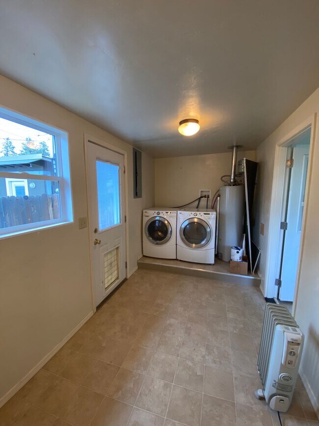 Building Photo - 716 NE Quimby Ave