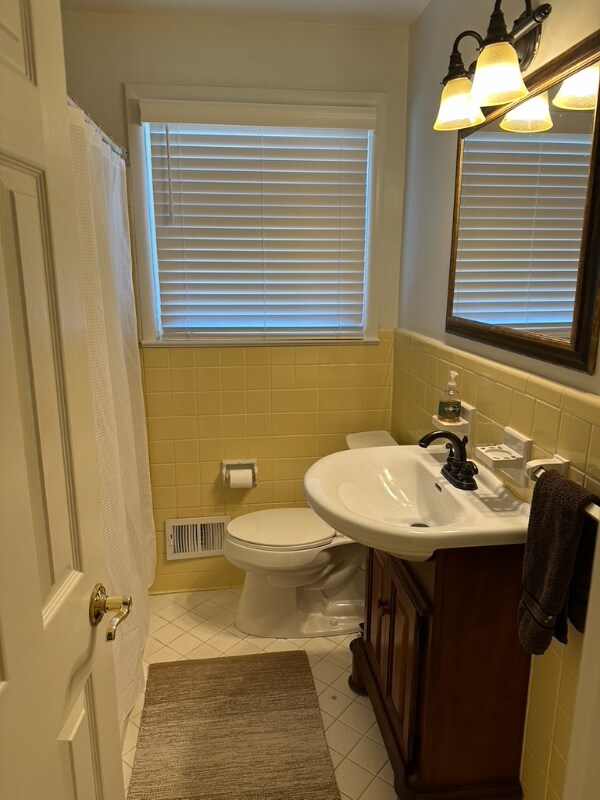 Building Photo - 749 Poinsettia St