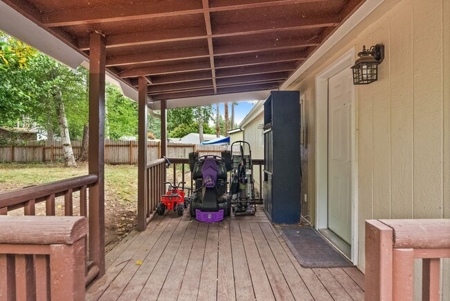 Building Photo - Updated and Spacious 3 bedroom in Timberlakes