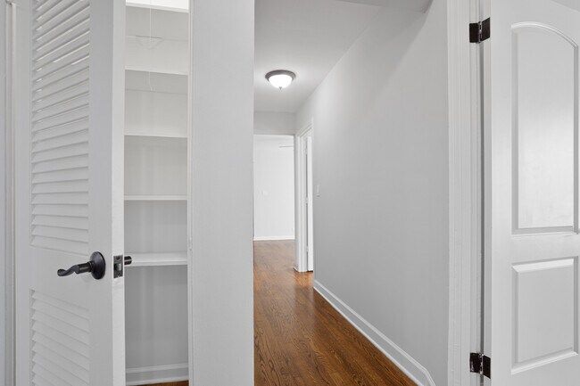 Building Photo - 7638 N Eastlake Terrace