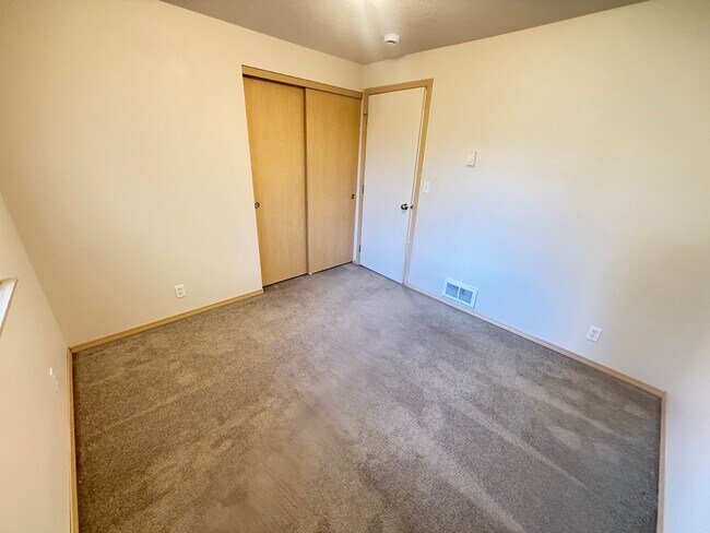 Building Photo - Updated 3 bedroom 2 bath house in Eugene!