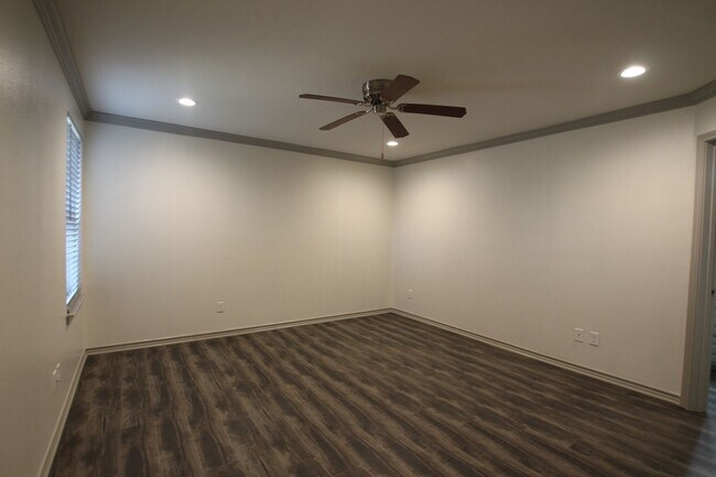 Building Photo - Beautiful 3 Bedroom 2 Bathroom Townhouse in South Tyler!