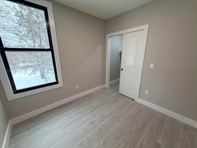 Building Photo - 194 N Lake Ave