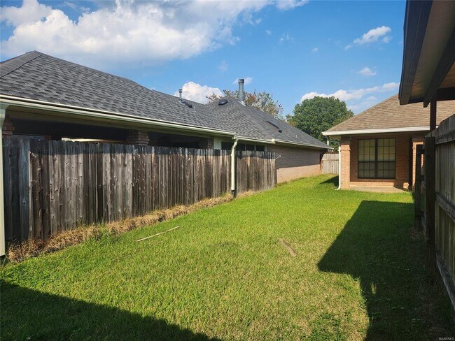 Building Photo - 549 Sheila Blvd