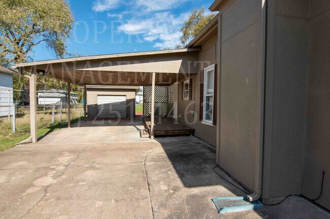 Building Photo - 4 Bedroom 1 Bath