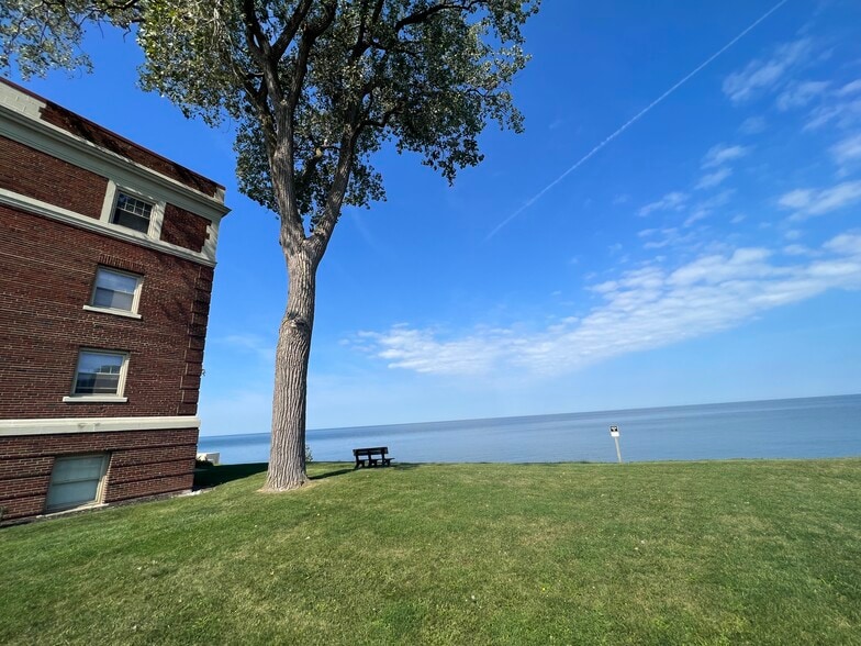 Building Photo - The Overlook