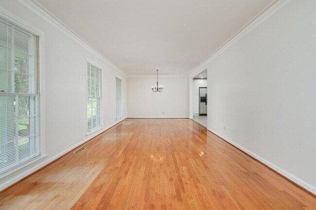 Building Photo - Beautiful Brick Ranch Home in Franklin