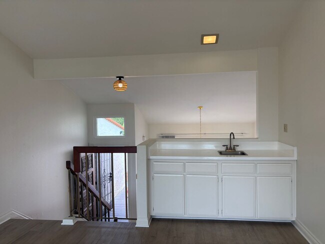 Building Photo - 3 BR Condo in Carlsbad! Close to Walking T...