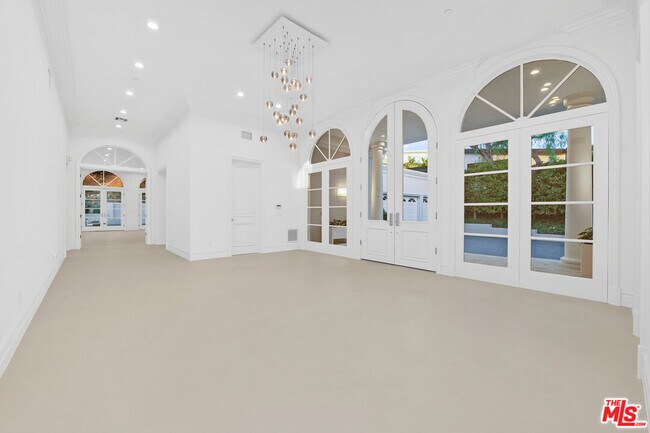 Building Photo - 475 Martin Ln