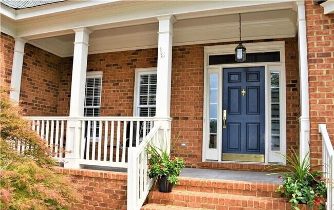 Building Photo - 4 bedroom/ 3.5 bathroom- Stonehouse