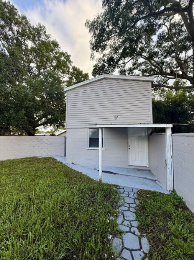 Building Photo - Dual Living Delight in the Heart of Lakeland!