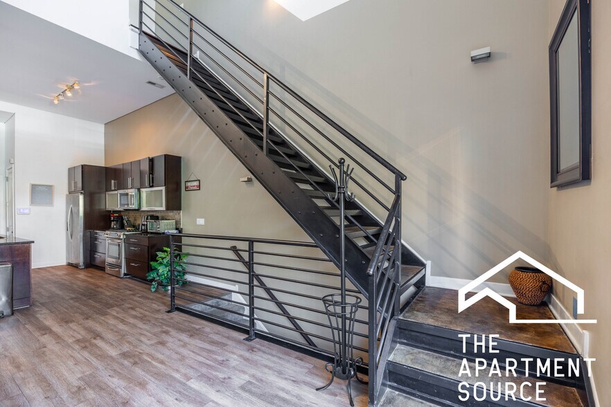 Building Photo - 1002 W Lake St