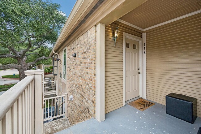 Building Photo - 1311 Antoine Dr