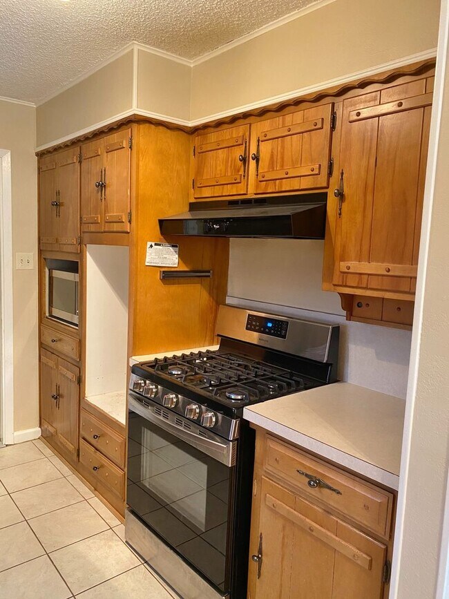 Building Photo - Adorable and Freshly painted Edgecliff Village 3 Bed 2 Bath!!