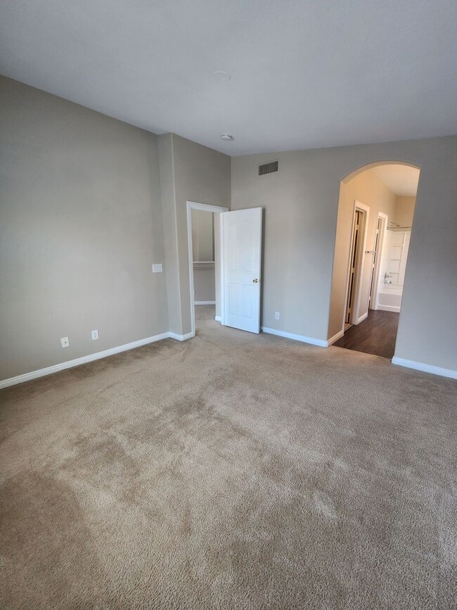 Building Photo - A Gorgeous 2 Bedroom, 2 Bathroom, 1 Car Ga...