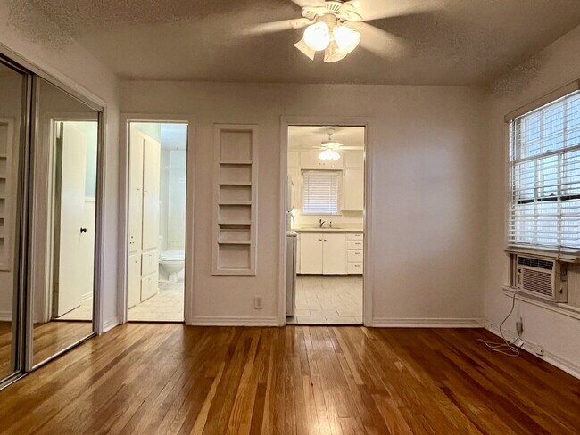 Building Photo - Charm, Comfort and Convenience!