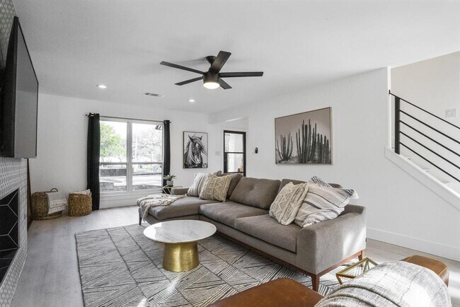 Building Photo - 2001 Wychwood Dr