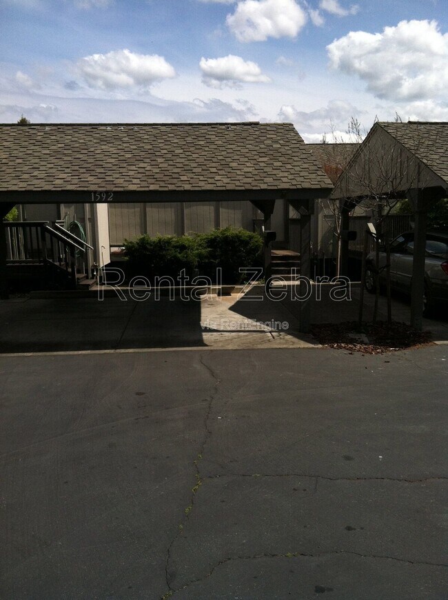 Building Photo - 1592 Ashwood Dr