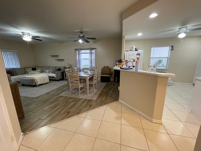 Building Photo - ANNUAL RENTAL - 3 BED 2 BATH WITH GARAGE A...