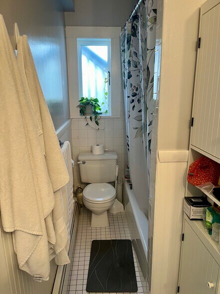 Building Photo - 68 Alpine St