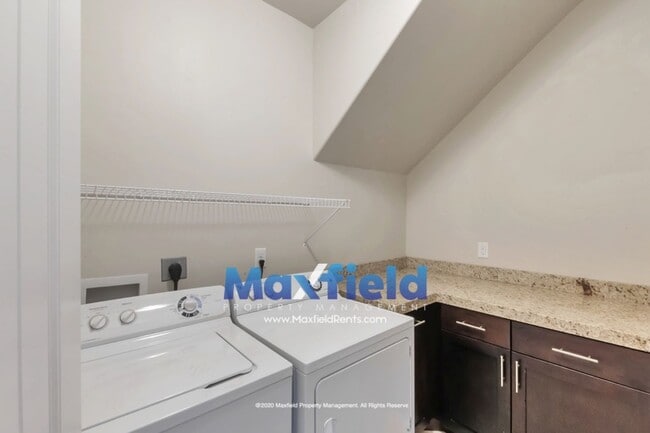 Building Photo - 3 BD + Office 2 BA 2 GA Luxury Townhouse  ...