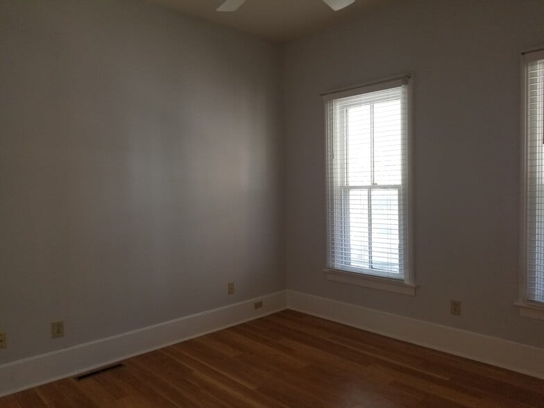 Bedroom with ceiling fan - 1056 Highland St