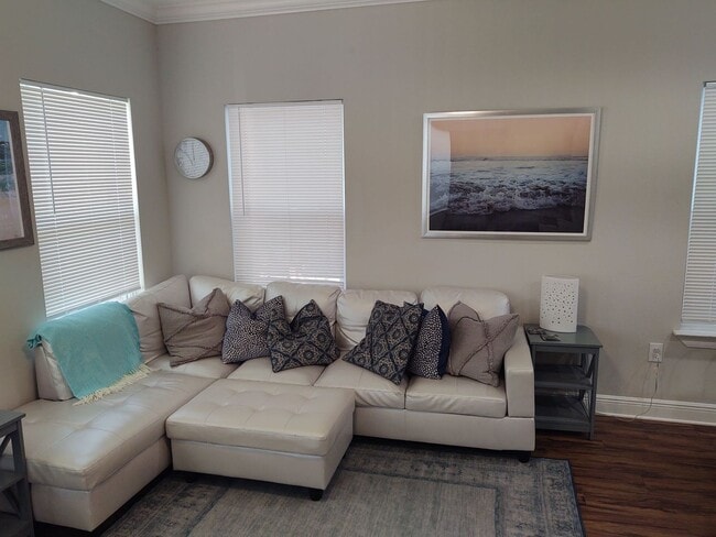 Building Photo - BEAUTIFUL Modern 3 Bedroom Home