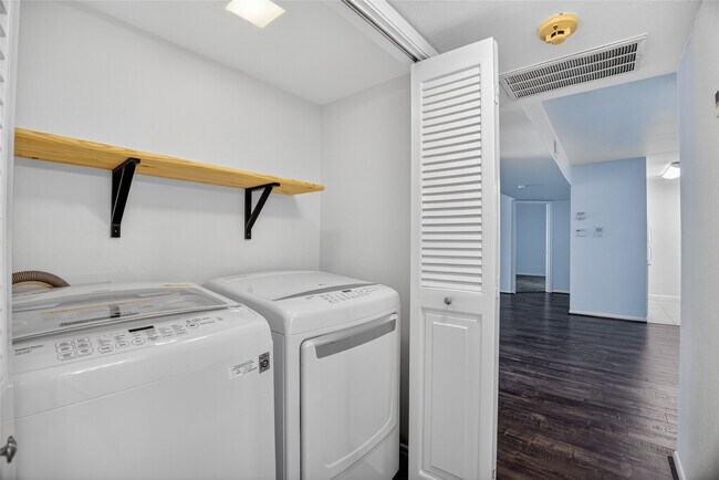 Building Photo - 8527 Hearth Dr