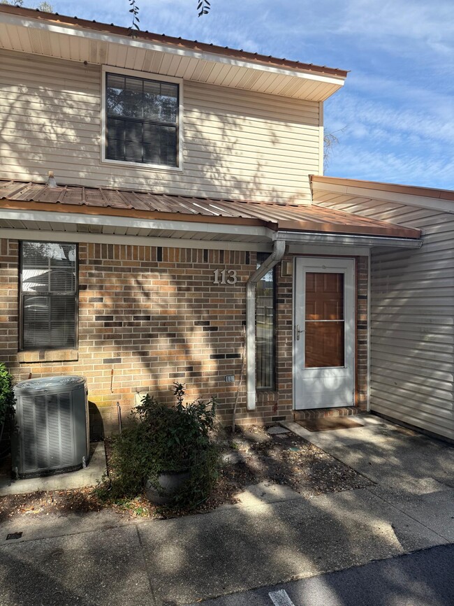 Building Photo - 113 Classic Ct