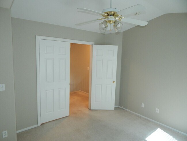 Building Photo - Gorgeous 3Bed/3Bath 2 Story home w/ office...