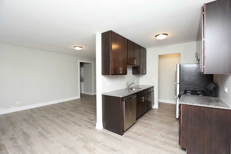 Building Photo - 533 W Surf St