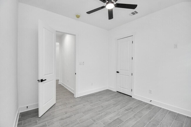 Building Photo - 519 Lovers Ln