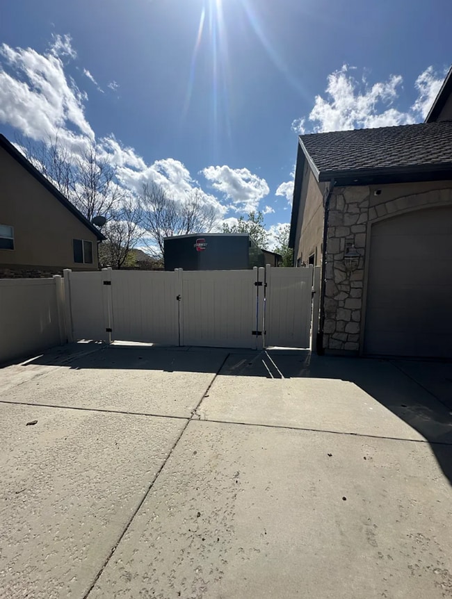 Building Photo - 6 Bed/3.5 Bathroom house in Herriman