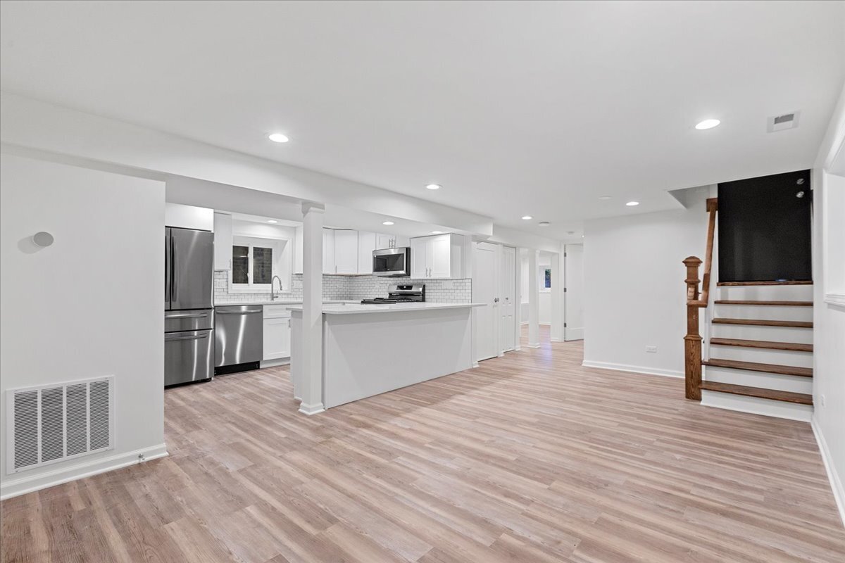 Building Photo - 2221 W Winnemac Ave