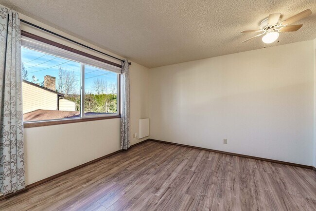 Building Photo - Updated 1 Bed / 1 Bath Upper-Level Condo with Balcony, Garage & A/C — Gated Community!