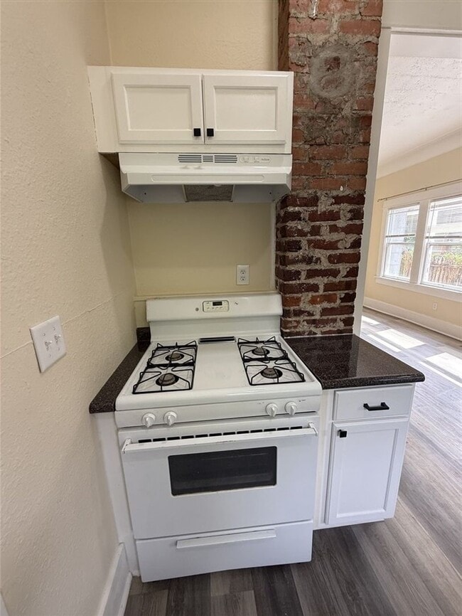 Building Photo - Beautifully Renovated 2 bedroom, 1 bath Bungalow | Historic Highland area | $900/Month Rent