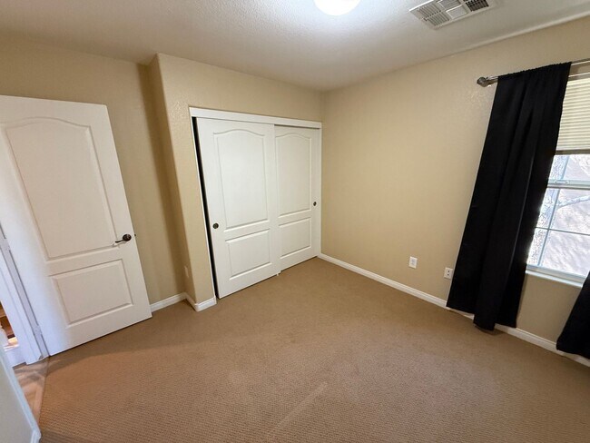 Building Photo - Beautiful 2-Story Townhome in Gated Area w...