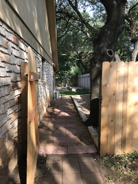 Back yard (R) - 11203 Oak View Dr