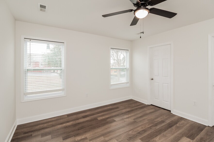 Building Photo - 36 Oak St