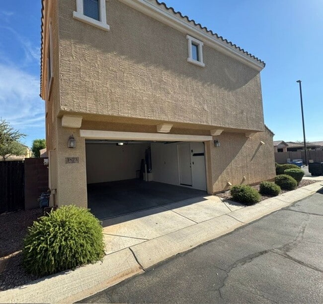 Building Photo - **STUNNING 3 BEDROOM/2.5 BATHROOM HOUSE IN LOCATED IN LYONS GATE (RAY & HIGLEY)**