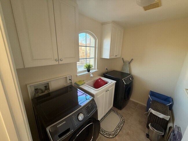 Building Photo - 4 Bedroom Home for Rent in Valencia Northp...
