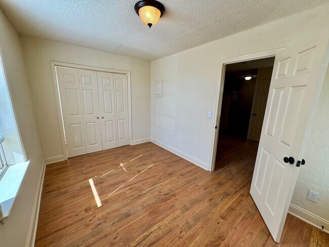 Building Photo - 114 E Rogers St