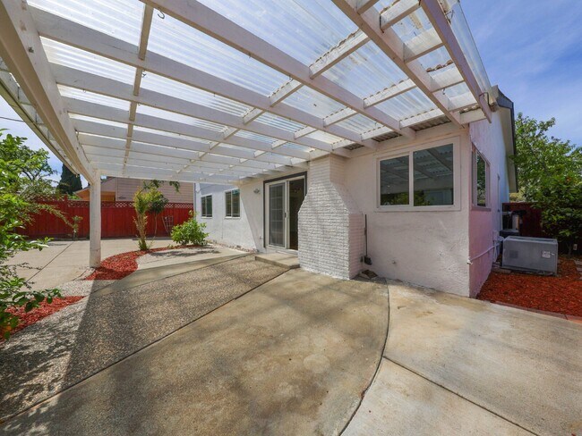 Building Photo - 3104 San Andreas Dr