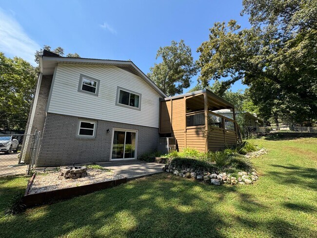 Building Photo - Spacious 3/2.5 House in Twickenham Estates...