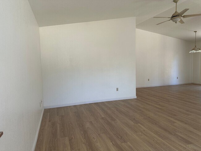 Building Photo - Well maintained home in desirable neighbor...