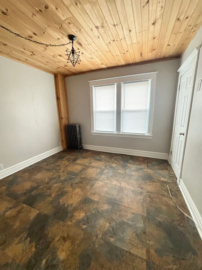Building Photo - For Rent – Spacious 4-Bedroom Home with Modern Upgrades!