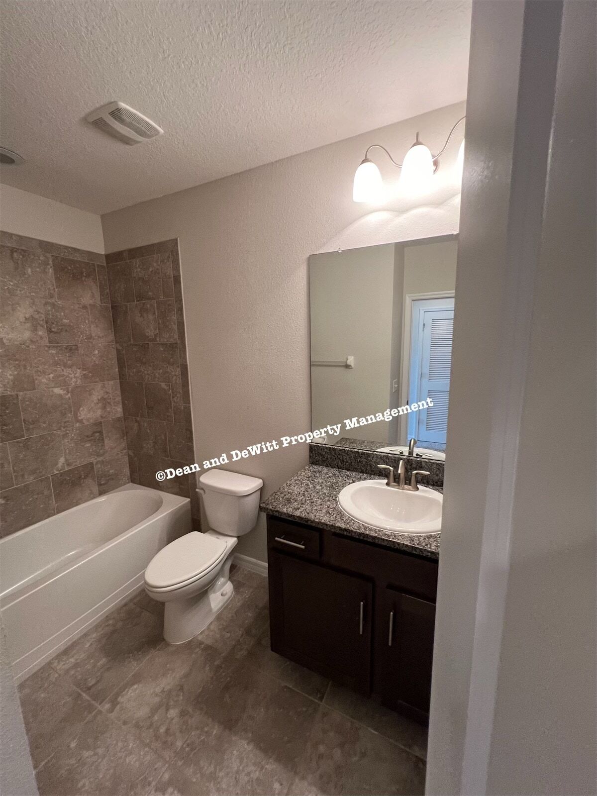 Building Photo - 3 Bed/2.5 Bath