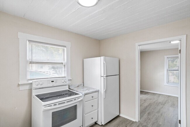 Building Photo - 935 Union St S